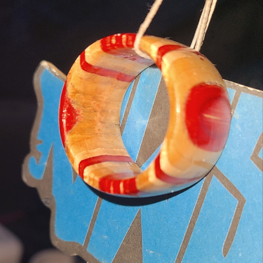 Decorative rings made from skateboards .